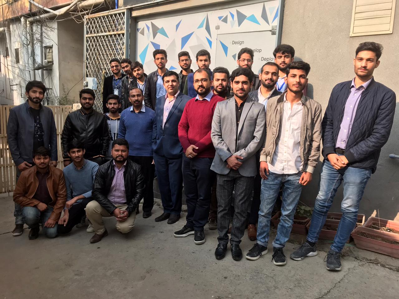 Comsats University Senior Faculty and Final Year Students Visit Eziline